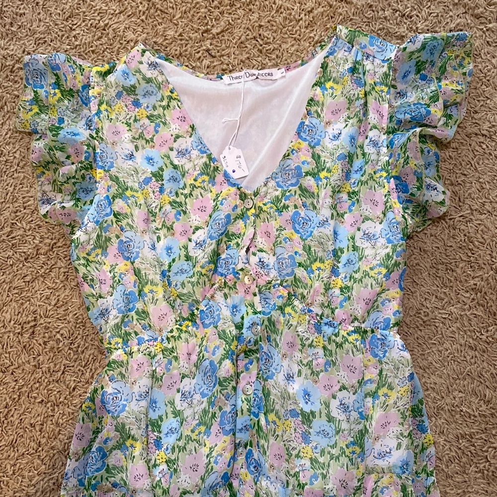 NWT Three Daughters absolutely gorgeous floral flowy maxi dress. Lined to knee